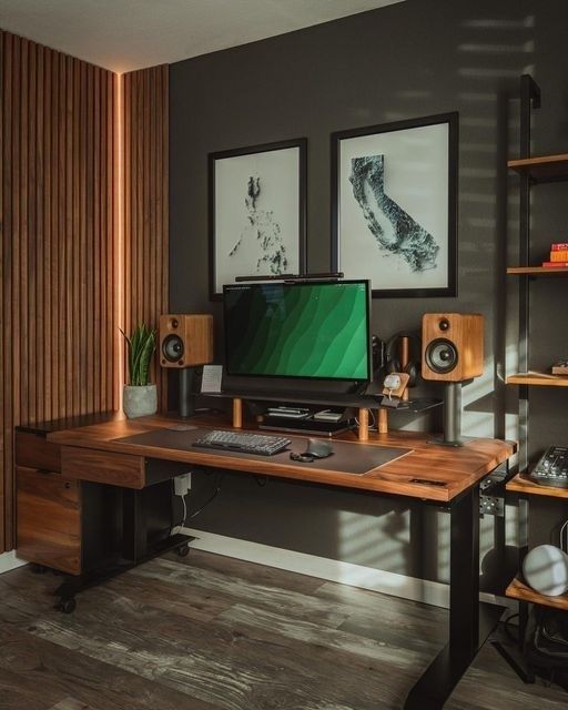 Tyylikäs kompakti kotistudio puisella työpöydällä ja kaiuttimilla